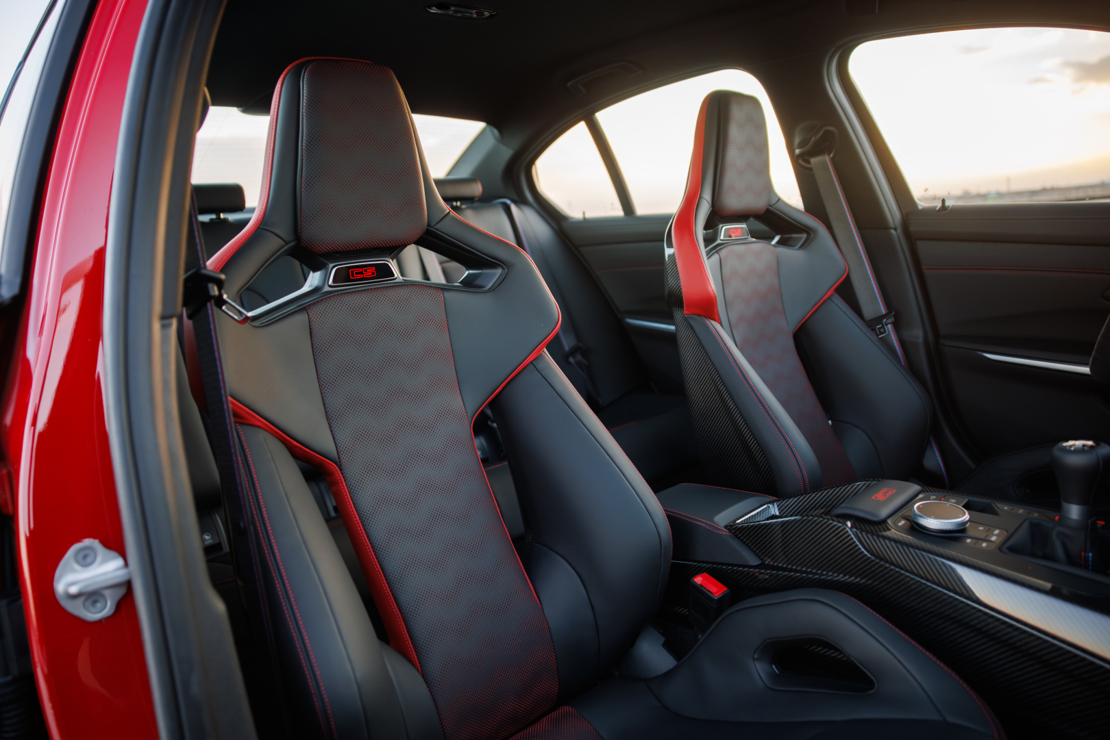 SMALL_P90641056_highRes_the-bmw-m3-cs-handsc